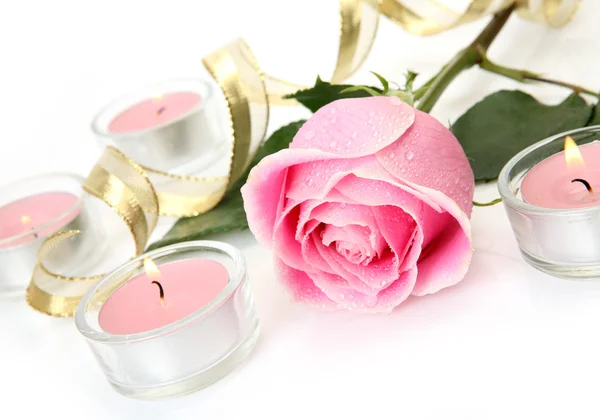 Rosa Rose und Kerzen — Stockfoto