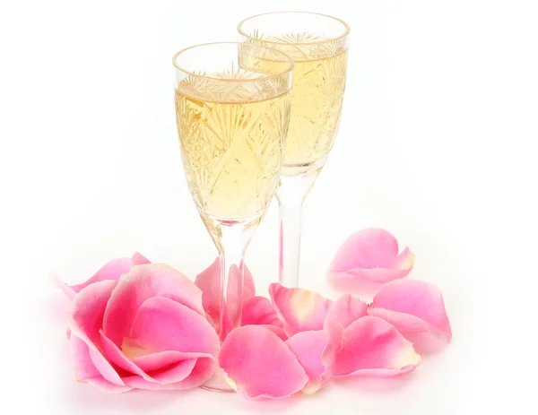 Rose petals and glasses of champagne — Stock Photo, Image