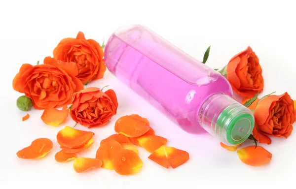 Garrafa de cosméticos com rosas — Fotografia de Stock