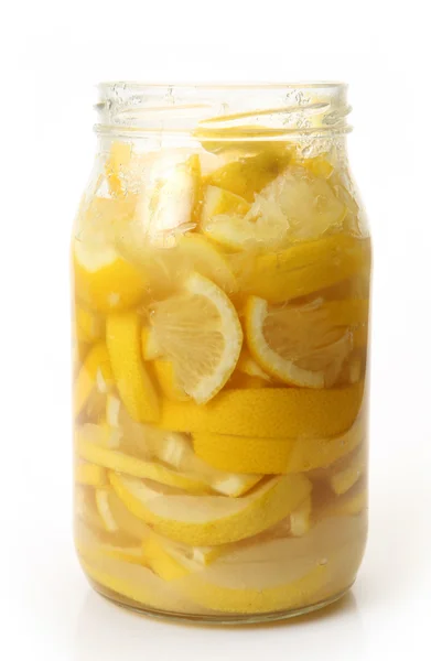 Нарезанные лимоны в банке — стоковое фото