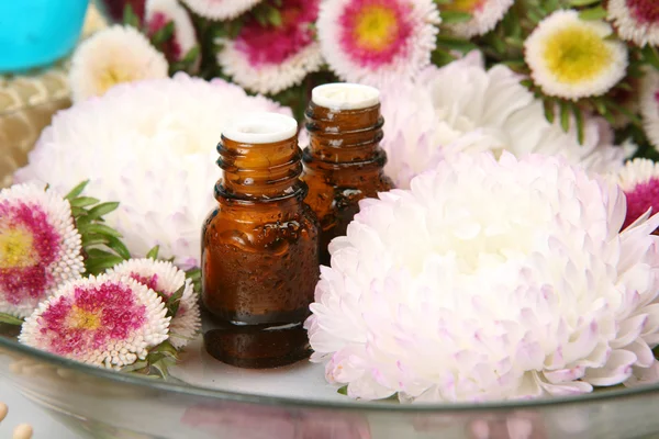 Spa, botellas de masaje y flores —  Fotos de Stock