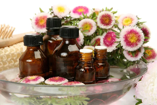 Wellness, Massageflaschen und Blumen — Stockfoto