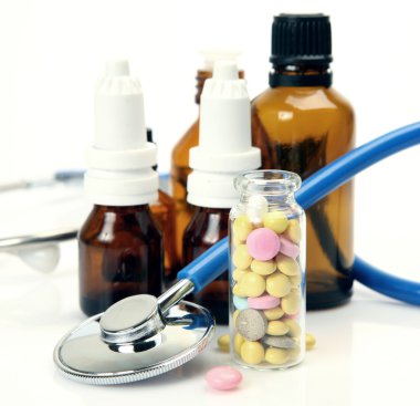 Bir cam şişe farklı hap