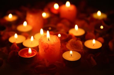 birçok mumlar yanan