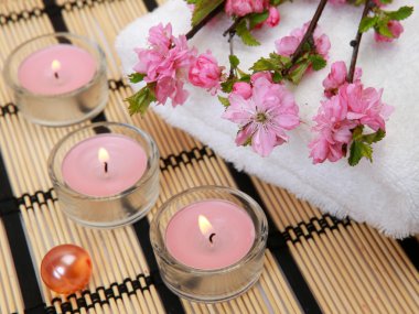 Towet, mumlar ve çiçekli dalları