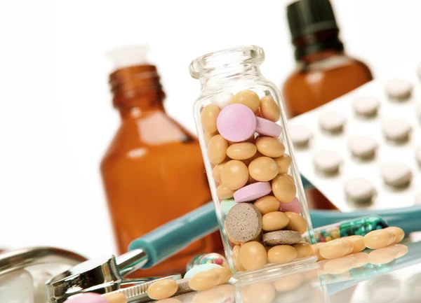Olika piller i en glasflaska — Stockfoto