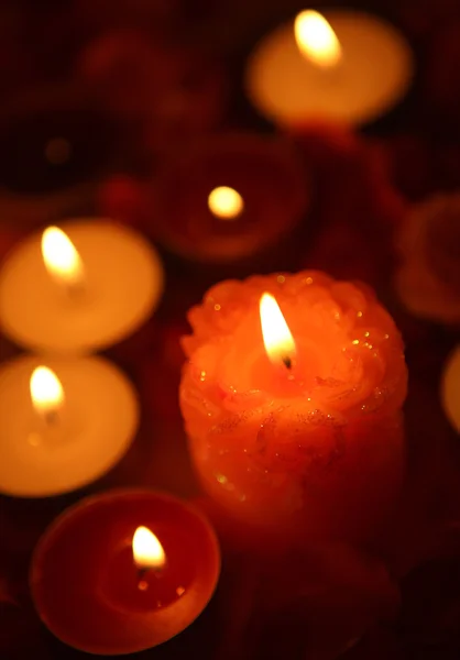 Muitas velas queimando — Fotografia de Stock