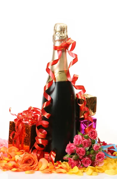 Champagne e petali di rose — Foto Stock