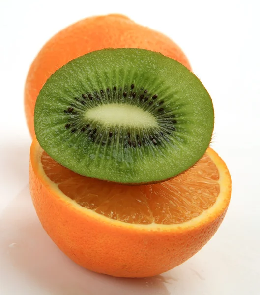 Laranja madura e kiwi — Fotografia de Stock