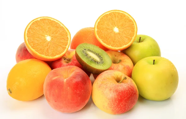 Frutas frescas em branco — Fotografia de Stock