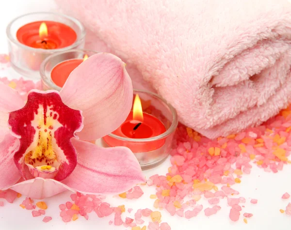 Ręcznik, świece i kwiat — Zdjęcie stockowe