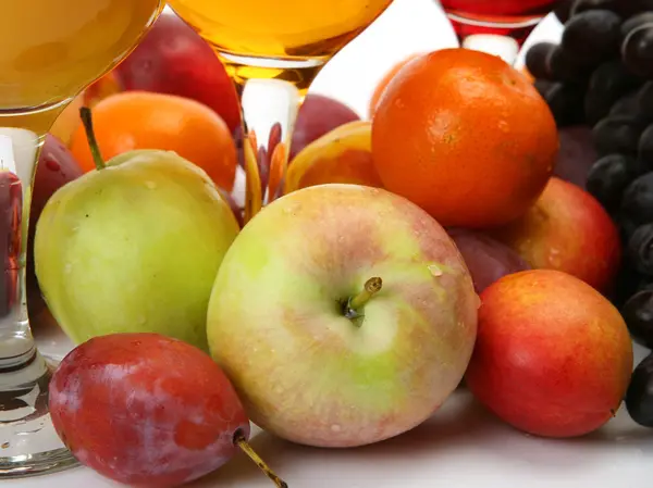 Frutas maduras e sumo — Fotografia de Stock