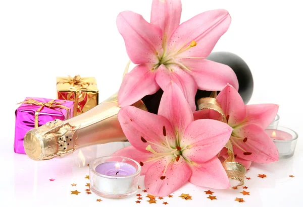 Champán, flores y velas — Foto de Stock