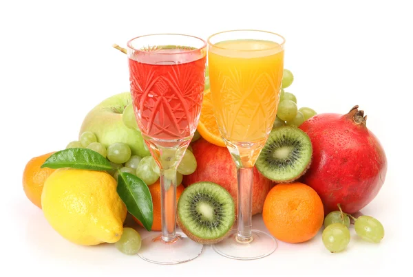 Früchte und Gläser mit Saft — Stockfoto