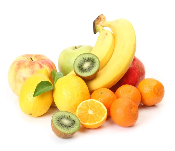 Reife Früchte auf weiß — Stockfoto