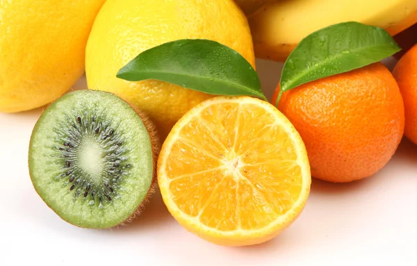 Frutos maduros em branco — Fotografia de Stock
