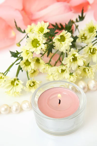Gelbe Blumen und Kerzen — Stockfoto
