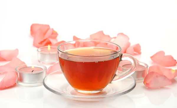 Čaj a okvětní lístky růžové růže — Stock fotografie