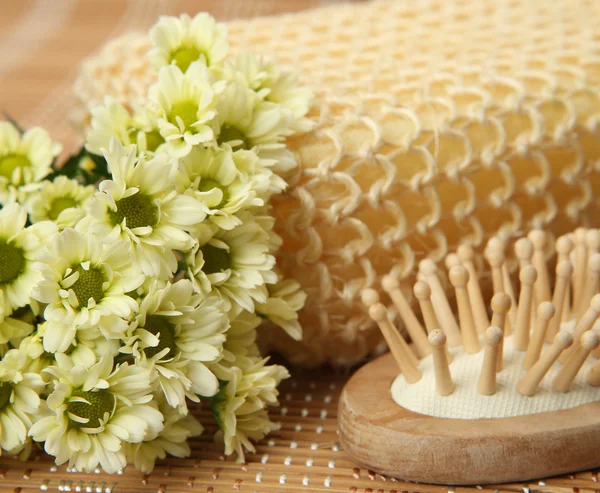 Brosse à cheveux, pain et fleurs — Photo