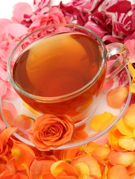 Thee en bloemblaadjes van rozen — Stockfoto