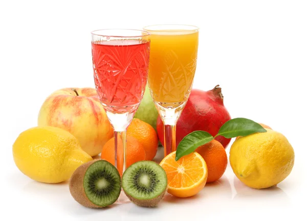Zralé čerstvé ovoce a ovocné šťávy — Stock fotografie