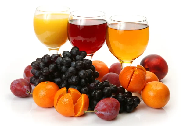 Ripe fruits and juices in glasses — Stock Photo, Image