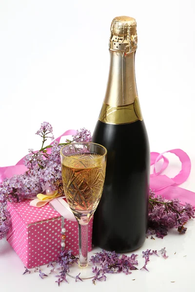 Champagne and blossoming lilac — Stock Photo, Image