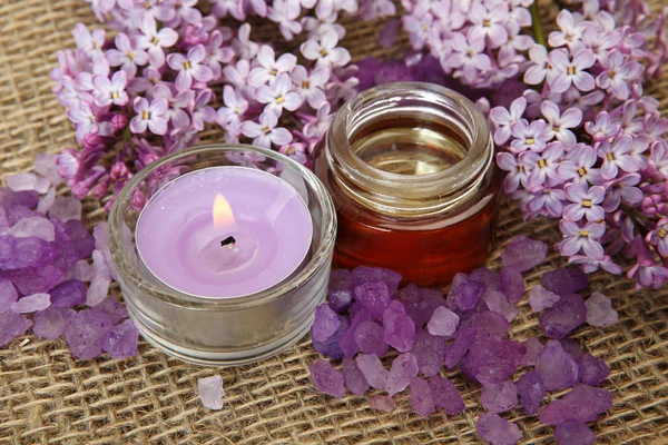 Huile de massage et lilas en fleurs Images De Stock Libres De Droits
