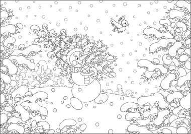 Sıcak şapkalı, eşarplı ve eldivenli güler yüzlü kardan adam, Noel ve yeni yıl için onu süslemek için karlı bir kış ormanından dikenli bir köknar ağacı taşıyor.