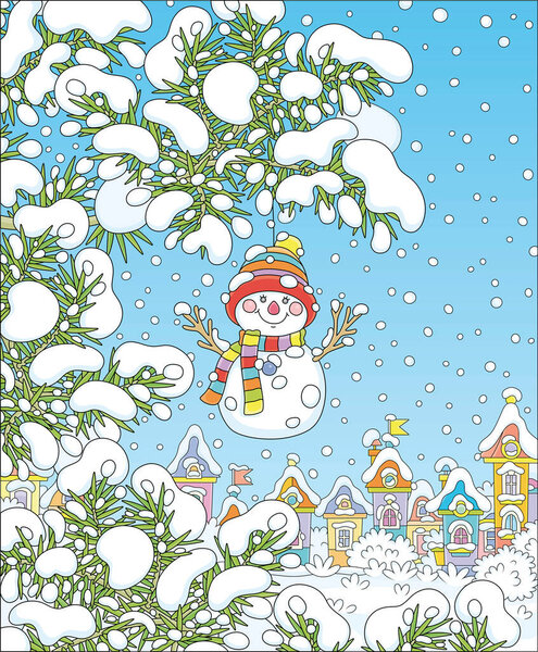 Забавный снеговик в разноцветном полосатом шарфе и теплую шляпу, висящую на заснеженной колючей елке рождественской елки в снежном зимнем парке красивого городка