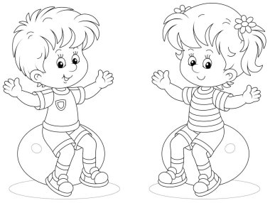 Spor elbiseli neşeli küçük çocuklar jimnastik dersinde büyük fitness topları üzerinde egzersiz yapıyorlar, boyama kitabı sayfası için siyah-beyaz çizgili vektör çizimi