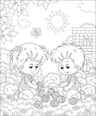 Paskalya yumurtası avından sonra ev bahçesindeki çalıların ve ağaçların arasında, bahar çimlerinde siyah beyaz çizgi film çizimleri eşliğinde süslü yumurta toplayan mutlu küçük çocuklar.