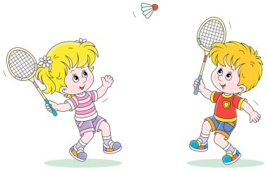 Küçük mutlu çocuklar raketlerle badminton oynuyorlar ve bir yaz oyun sahasında uçan bir mekikle oyun oynuyorlar, beyaz arka planda izole edilmiş vektör karikatür çizimleri.