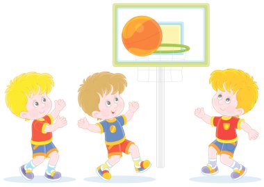 Spor sahasında büyük bir turuncu topla basketbol oynayan neşeli küçük çocuklar. Beyaz arka planda izole edilmiş vektör çizgi film çizimleri.