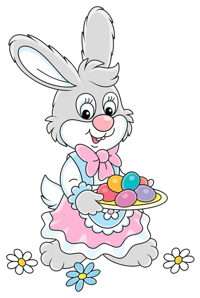 可爱的小兔子 穿着漂亮的节日礼服 手里拿着一盘色彩艳丽的巧克力复活节彩蛋 白色背景上的病媒卡通画 — 图库矢量图片
