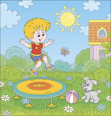 Mutlu küçük çocuk küçük yavrusuyla oynuyor ve güneşli bir yaz gününde yeşil bir çimenlikte trambolinde oyuncak trambolinde zıplıyor.