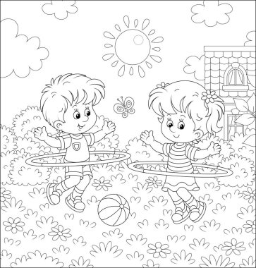 Renkli spor kıyafetleri içinde neşeli küçük çocuklar güneşli bir yaz gününde güzel bir çimenlikte çember çeviriyor, boyama kitabı sayfası için siyah beyaz çizgili vektör çizimi çiziyor.
