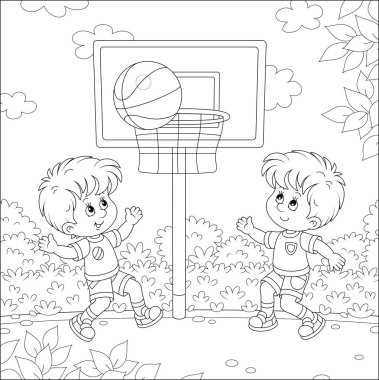 Yaz tatillerinde parktaki bir spor sahasında büyük bir topla basketbol oynayan neşeli küçük çocuklar boyama kitabı sayfası için siyah-beyaz vektör çizimleri.