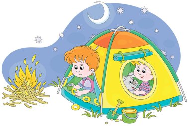 Neşeli küçük çocuk turistler renkli kamp çadırlarında dinleniyorlar yaz tatilinde yıldızlı bir gecede, beyaz arka planda izole edilmiş vektör karikatür çizimleri.