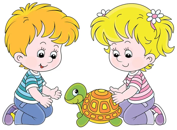 小さな女の子と男の子優しい笑顔と遊びとともに彼らの面白い小さな亀でA保育園 ベクトル漫画イラスト上の白い背景 — ストックベクタ