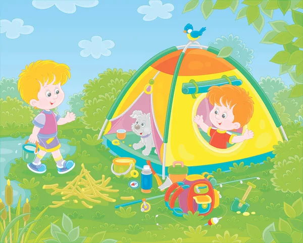 陽気な小さな男の子の観光客で彼らの森のキャンプで夏休みの小さな湖 ベクトル漫画のイラスト — ストックベクタ