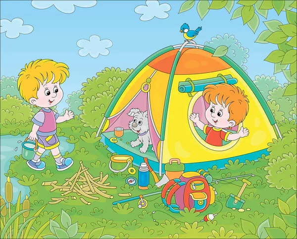陽気な小さな男の子の観光客で彼らの森のキャンプで夏休みの小さな湖 ベクトル漫画のイラスト — ストックベクタ