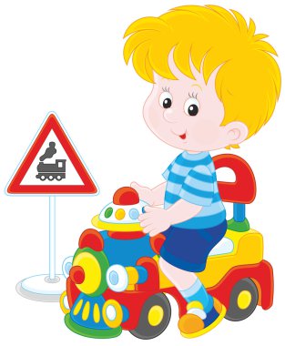 Çocuk bir oyuncak tren üzerinde