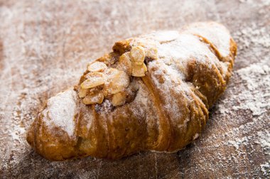 Pudra şekeri ile lezzetli croissan 