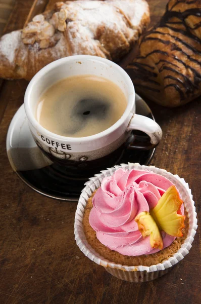 Kruvasan ve kahve ile çikolatalı kek — Stok fotoğraf