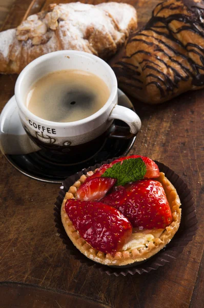 Pastel de chocolate con croissant y taza de café —  Fotos de Stock