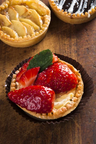 Gâteaux aux fruits et chokolates savoureux — Photo