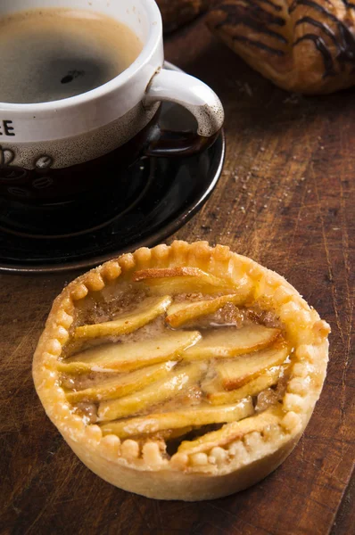 Gâteau aux fruits avec une tasse de café — Photo