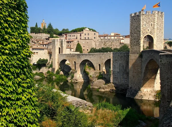 Старий будинок в с. Besalu — стокове фото