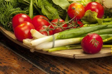 yeşil soğan domates, turp ve yeşillik ile